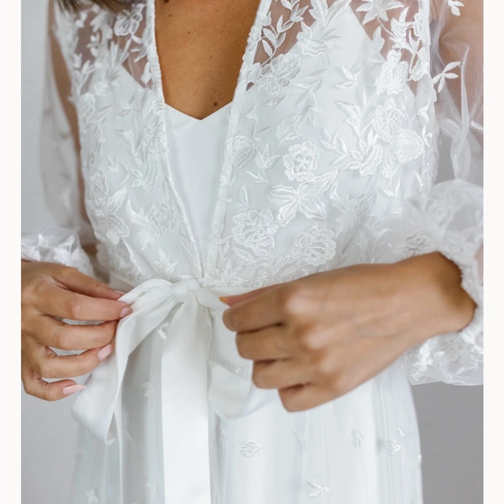 Le Rose Adele Lace Maxi Bridal Robe - Picture 3 of 3